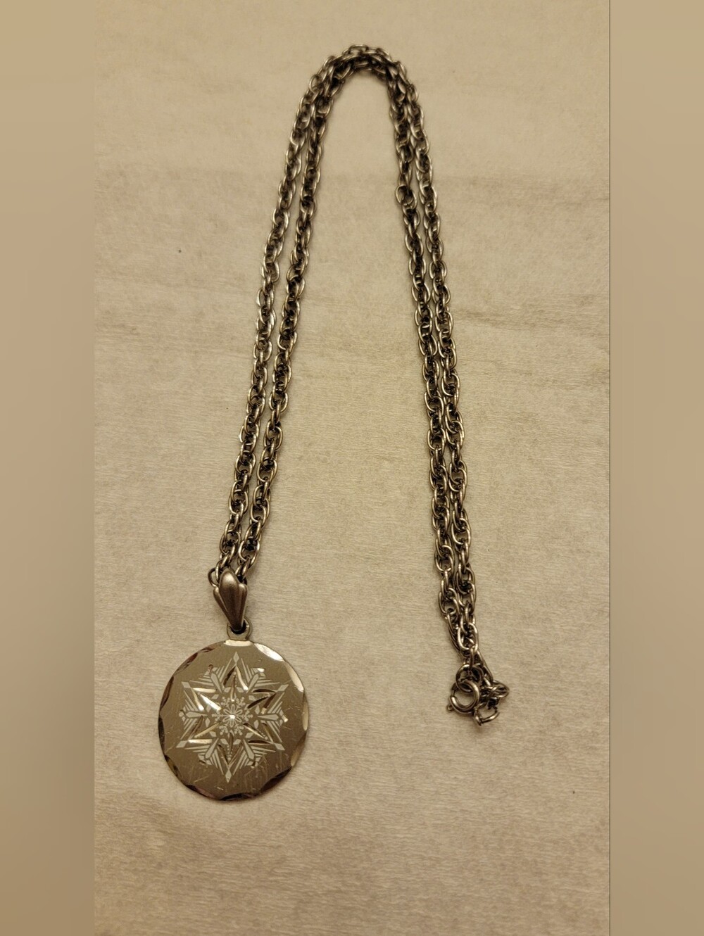 Beautiful Silver Toned Necklace With Snowflake Pendant - 24"